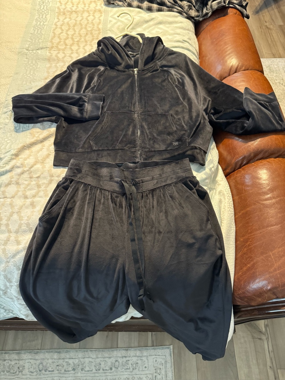 Victoria’s Secret Black Velour Hooded Zip crop Jacket and jogger Pants Set